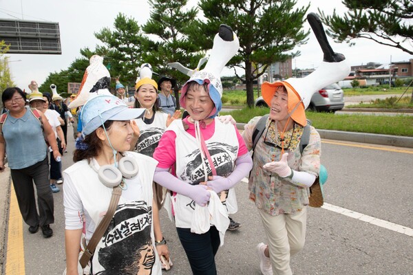 9월 11일로 예정된 새만금신공항 기본계획 취소소송 판결을 앞두고 8월 12일부터 시작된 새만금신공항 계획 백지화를 위한 '새,사람행진'에 참가한 시민들. 2025.8.12. 연합뉴스