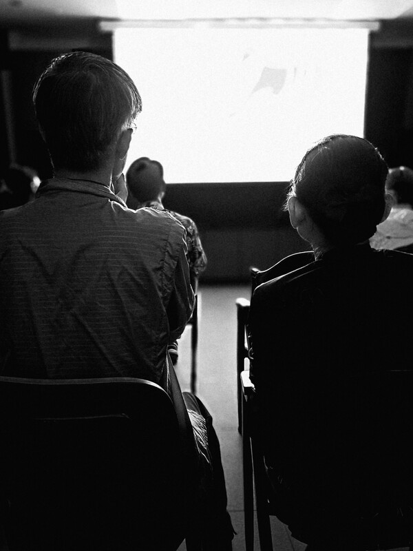 '먼지로 돌아가다' 영화 상영 장면, 사진 한요나