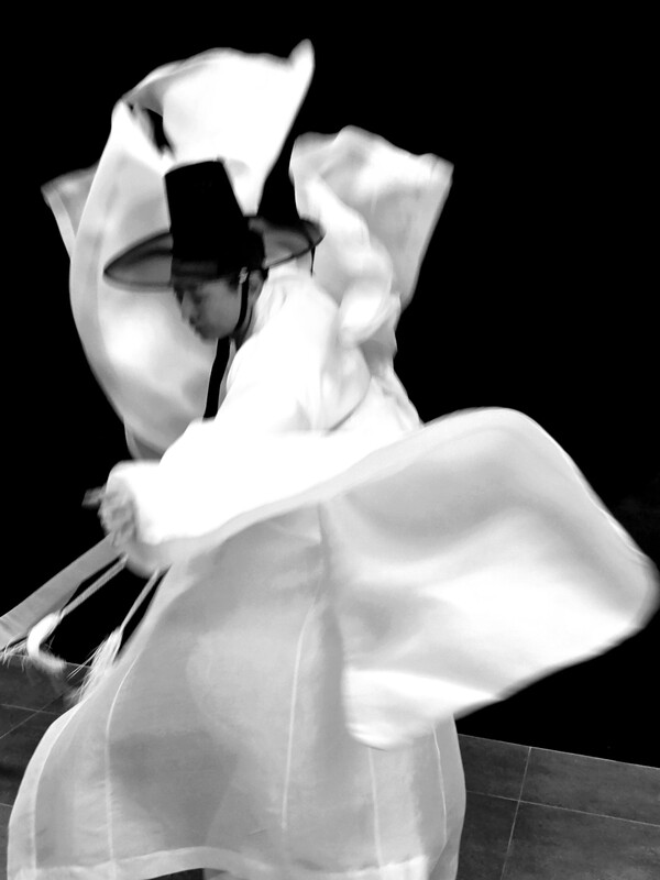 선비학춤을 추는 국가무형유산 강령탈춤 이수자 이종호, 사진 한요나 시민기자