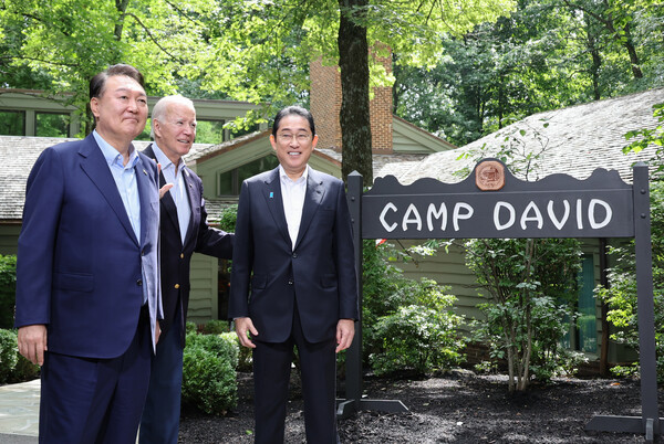 제2차 세계 대전 이후 미국은 냉전을 위해 한국과 일본이 과거를 잊고 협력해야 한다고 보았다. 이 전략 사고는 지금까지 계속되고 있다. 사진은 2023년 8월 18일(현지시간), 미국 대통령 별장인 캠프 데이비드에서 만난 한미일 정상들. 왼쪽부터 윤석열 대통령, 조 바이든 미국 대통령, 기시다 후미오 일본 총리. 2024.12.14. 연합뉴스