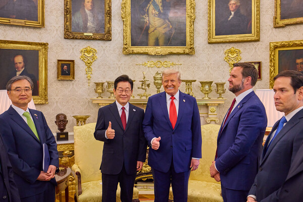 이재명 대통령이 25일(현지시간) 미국 워싱턴DC 백악관에서 열린 한미 정상회담에서 도널드 트럼프 미국 대통령과 엄지손가락을 들어보이며 미소짓고 있다. 2025.8.26. [공동취재] 연합뉴스