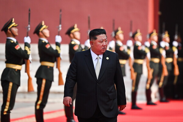 3일 베이징에서 열린 중국 전승절 80주년 열병식을 위해 김정은 북한 국무위원장이 도착하고 있다. 2025. 09. 03 [타스=연합뉴스]