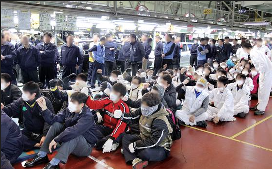 현대자동차 비정규직 근로자들이 울산 3공장을 점거한 채 파업 농성을 벌이고 있다. 주변에 관리직 직원들이 생산라인을 지키고 있다. 2010. 11. 17. 연합뉴스