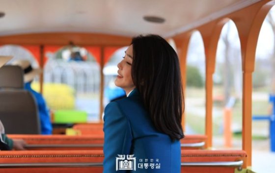 2023순천만국가정원 박람회 행사에서 20대 모델처럼 요염하게 포즈를 잡은 김건희