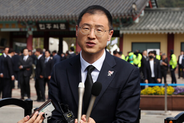 더불어민주당 이재명 대선후보 지지를 선언한 무소속 김상욱 의원이 18일 광주 북구 운정동 국립5·18민주묘지 민주의 문 앞에서 더불어민주당 입당 기자회견을 하고 있다. 2025.5.18 [공동 취재] 연합뉴스