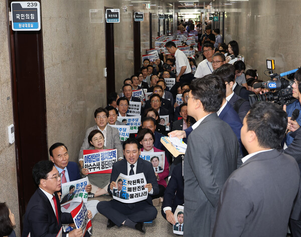 '계엄 해제 표결 방해 의혹'을 수사하는 조은석 내란 특별검사팀의 국민의힘 원내대표실에 대한 압수수색 시도가 이어지고 있는 3일 국민의힘 의원들이 서울 여의도 국회 원내대표실 앞에서 '야당탄압 정치보복 압수수색 중단하라'라고 적힌 손팻말을 들고 농성을 하고 있다. 2025.9.3. 연합뉴스