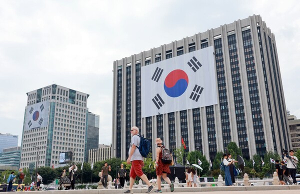 광복 80주년을 나흘 앞둔 11일 정부서울청사 외벽에 대형 태극기가, 왼쪽 외교부 청사에는 김구 서명문 태극기가 걸려 있다. 2025.8.11. 연합뉴스 