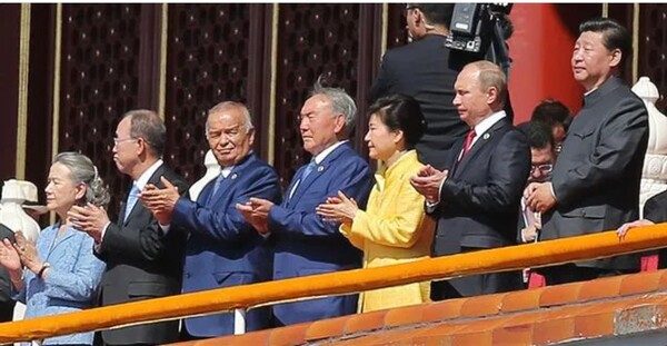 2015년 9월 3일 항일전쟁 승전 기념식이 열린 베이징 천안문 사열대에 시진핑 중국주석, 블라디미르 푸틴 러시아 대통령과 함께 선 박근혜 당시 한국 대통령. 그 오른쪽은 누르술탄 나자르바예프 당시 카자흐스탄 대통령. 한 사람 건너 반기문 당시 유엔 사무총장.   연합뉴스