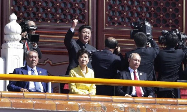 박근혜 전 대통령이 참석했던 2015년 ‘중국 인민의 항일전쟁 승리 및 세계 반파시스트 전쟁 승리 70주년’ 기념식. 10년이 지난 2025년 9월3일 중국은 베이징에서 ‘중국 인민의 항일전쟁 승리 및 세계 반파시스트 전쟁 승리 80주년’ 기념식과 사상 최대 규모의 군사 퍼레이드(열병식)를 진행한다고 밝혔다. 2025.9.3 EPA 연합뉴스