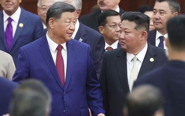 9월 3일 중국 베이징 인민대회당의 리셉션 장에서 함께 서 있는 시진핑 주석과 김정은 국무위원장.  일본경제신문 9월 3일