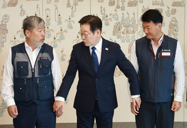 이재명 대통령이 4일 서울 용산 대통령실 청사에서 열린 양대노총 위원장과의 오찬 간담회에 참석해 김동명 한국노총 위원장(왼쪽), 양경수 민주노총 위원장과 기념촬영을 하며 손을 잡고 있다. 2025.9.4 연합뉴스