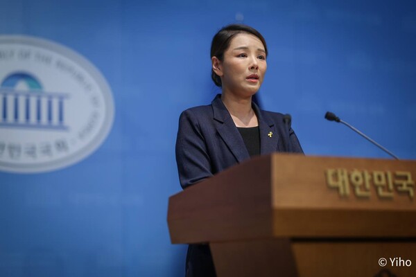 조국혁신당 강미정 대변인이 4일 국회 소통관에서 기자회견을 열어 당내 성비위 사건 처리에 항의해 탈당을 선언했다.  2025.9.4. 이호작가