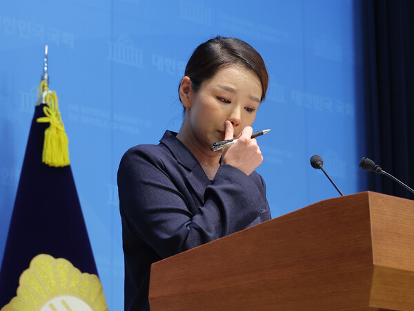 조국혁신당 강미정 대변인이 4일 서울 여의도 국회 소통관에서 당내 성비위 의혹과 관련한 탈당 기자회견을 하고 있다. 2025.9.4. 연합뉴스