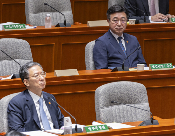 윤호중 행정안전부 장관(위)과 정성호 법무부 장관이 1일 국회에서 열린 예산결산특별위원회 전체회의에 출석해 의원 질의를 기다리고 있다. 2025.9.1. 연합뉴스