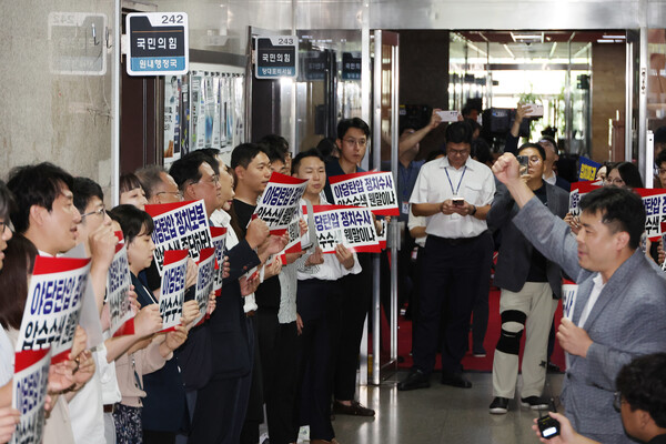 12·3 비상계엄 관련 내란·외환 의혹을 수사 중인 조은석 특별검사팀이 국민의힘 추경호 전 원내대표의 자택과 의원실, 원내대표실, 사무처 직원 등에 대한 압수수색에 나선 2일 국민의힘 사무처 직원들이 서울 여의도 국회 원내대표실 앞에서 특검 수사를 규탄하며 구호를 외치고 있다. 2025.9.2. 연합뉴스
