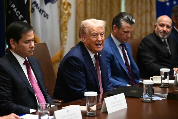 도널드 트럼프 미국 대통령이 8월 26일 워싱턴 D.C. 백악관 내각 회의실에서 마코 루비오 국무장관(왼쪽), 피트 헤그세스 국방장관(오른쪽에서 두 번째), 하워드 러트닉 상무장관(오른쪽)과 함께 내각 회의에서 발언하고 있다. 2025.8.26. AFP 연합뉴스