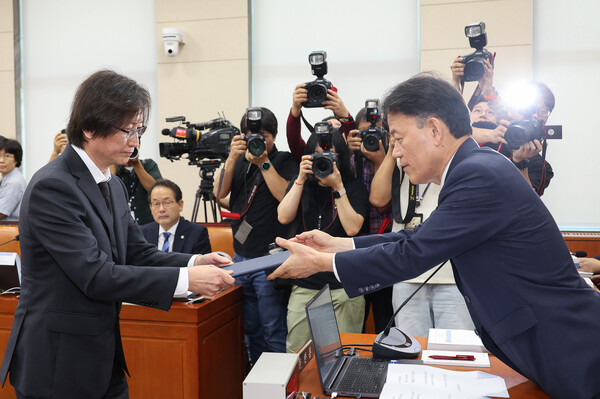 주병기 공정거래위원장 후보자가 5일 서울 여의도 국회 정무위원회에서 열린 인사청문회에서 선서문을 제출하고 있다. 2025.9.5. 연합뉴스