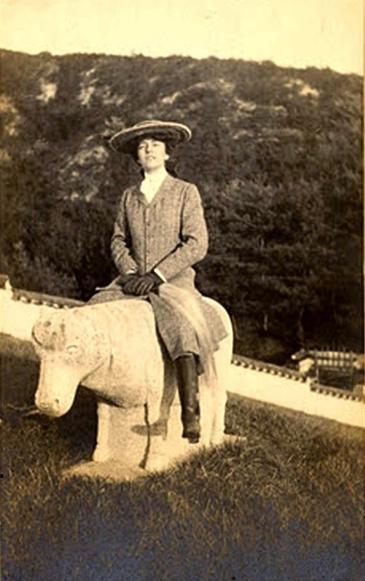 홍릉의 석수에 올라탄 앨리스 루스벨트