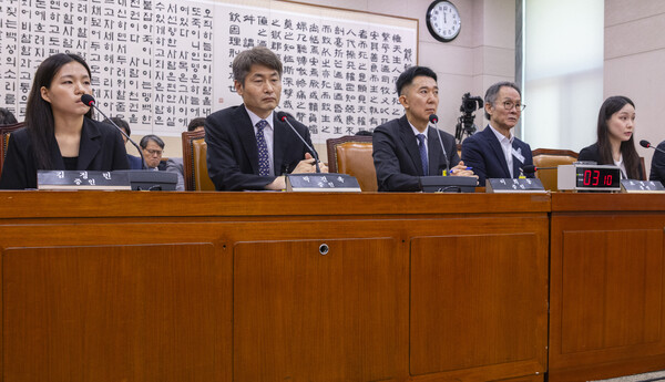 5일 국회에서 열린 법제사법위원회 법안심사1소위원회에서 열린 검찰 개혁 입법청문회에서 서울 남부지검에서 건진 전성배씨 관련한 수사를 담당했던 검사들과 압수수색 증거품인 '관봉권'을 관리했던 검찰 수사관들이 출석하고 있다. (왼쪽부터) 김정민 서울 남부지검 수사관, 박건욱 대구지검 인권보호관(전 서울남부지검 부장검사), 이희동 부산고검 검사(전 서울남부지검 1차장 검사), 남경민 서울남부지검 수사관. 2025.9.5. 연합뉴스