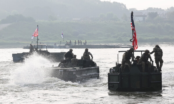 27일 경기도 여주시 연양동 남한강에서 열린 한미연합 제병협동 도하훈련에서 한미 장병들이 부교를 구축하고 있다. 이번 훈련에는 육군 제7공병여단과 미2사단/한미연합사단 제11공병대대 등이 참여했다. 2025.8.27 연합뉴스