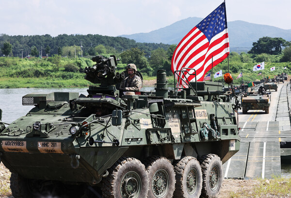 8월 27일 경기도 여주시 연양동 남한강에서 열린 한미연합 제병협동 도하훈련에서 주한미군 스트라이커 장갑차와 한국군 K200 장갑차가 부교 도하를 하고 있다. 이번 훈련에는 육군 제7공병여단과 미2사단/한미연합사단 제11공병대대 등이 참여했다. 2025.8.27. 연합뉴스