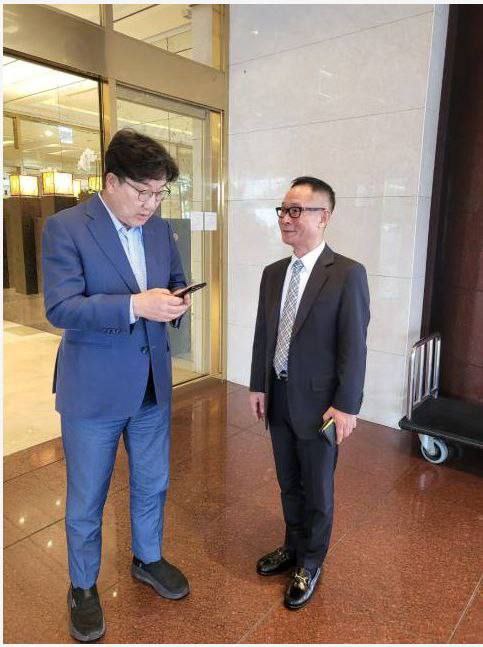 국민의힘 권성동 의원(왼쪽)과 KH그룹 부회장 조경식 씨가 서울 송파구 잠실 롯데호텔에서 만난 모습. 2025.6.30. 시민언론 뉴탐사 보도 갈무리