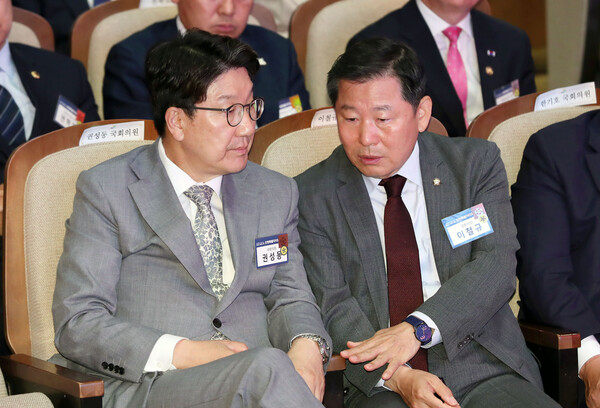 국민의힘 이철규 사무총장(오른쪽)과 권성동 의원이 9일 강원 춘천시 강원대학교 백령아트센터에서 열린 강원특별자치도 출범 기념식에서 대화하고 있다. 2023.6.9 [대통령실통신사진기자단] 연합뉴스