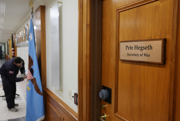 5일 미국 펜타곤 내 피트 헤그세스의 집무실 문에 '국방부 장관' 대신에 '전쟁부 장관'이란 문패가 붙어 있다. 2025. 09. 05 [로이터=연합뉴스] 