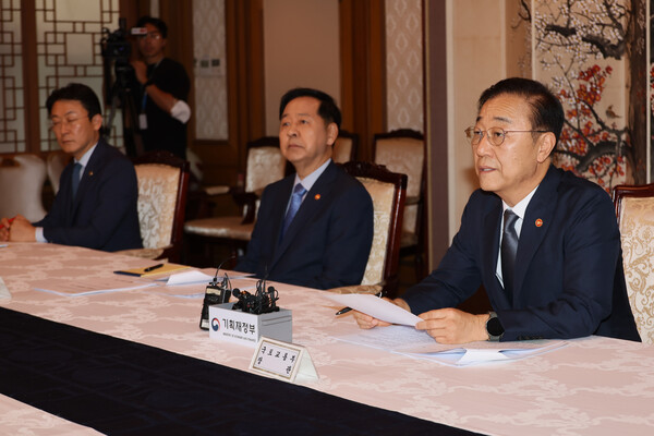 김윤덕 국토교통부 장관이 7일 서울 종로구 정부서울청사에서 열린 부동산관계장관회의에서 발언하고 있다. 2025.9.7. 연합뉴스