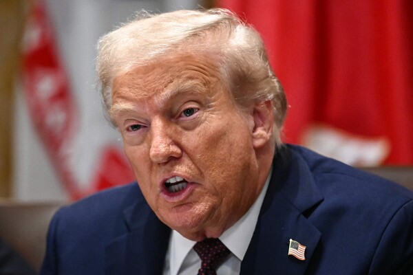 도널드 트럼프 미국 대통령이 지난 8월 26일 워싱턴 D.C. 백악관 내각 회의실에서 열린 내각 회의에서 발언하고 있다. 트럼프 행정부는 9월 3일, 대통령의 관세 부과에 대한 하급 법원의 판결에 대한 항소심의 신속한 심리를 요청하며, 이미 민감한 무역 협상을 훼손했다고 주장했다. 2025.8.26. AFP 연합뉴스