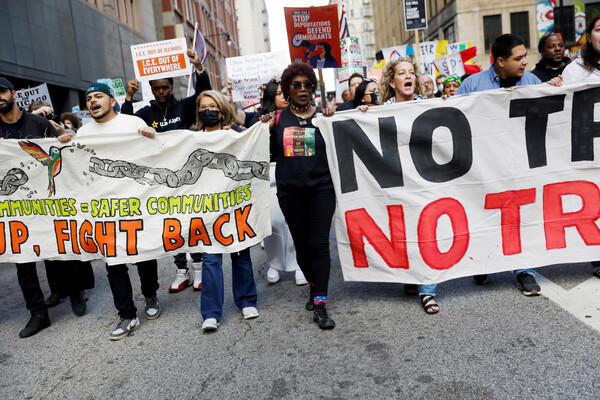 미국 도널드 트럼프 대통령이 범죄 예방을 위해 연방 법 집행 기관의 병력을 강화하라고 명령한 후, 시위대가 9월 6일 미국 일리노이주 시카고에서 시카고 도심을 행진하고 있다. 2025.9.6. 로이터 연합뉴스
