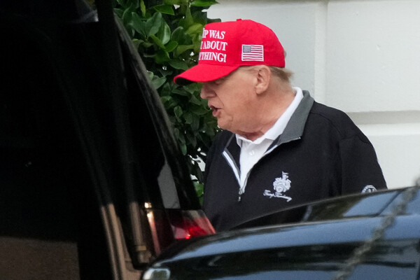 도널드 트럼프 미국 대통령이 9월 6일 미국 워싱턴 D.C. 백악관에서 트럼프 내셔널 골프 클럽으로 출발하고 있다. 역사가 니얼 퍼거슨은 트럼프의 최대 유산이 미국인들의 중국관을 바꿔 놓은 것이라며 트럼프주의자들의 MAGA(미국을 다시 위대하게)운동은 트럼프가 정치무대에서 사라진 뒤에도 살아남을 것이라고 했다. 2025.9.6. 로이터 연합뉴스