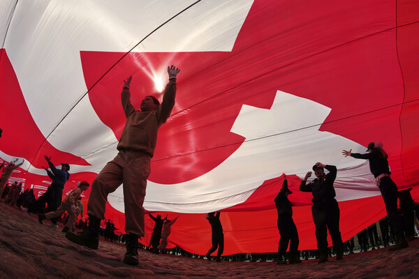 사관생도들과 청년 자원봉사자들이 뻬쩨르부르크에서 제2차 세계대전의 승전 80돌을 기념하는 전승절 동안 소련 승리의 깃발을 펼쳐보이고 있다. 2025.5.15 AP 연합뉴스 