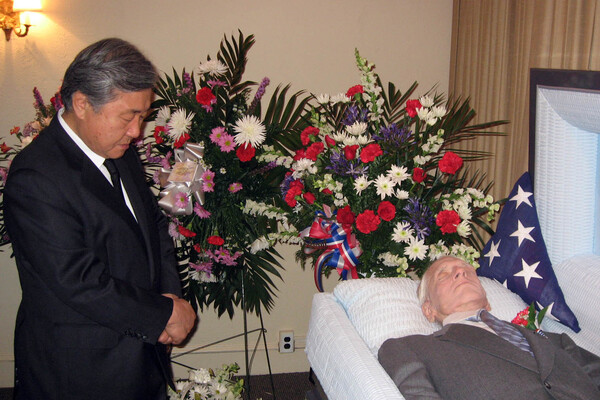 백성학 영안모자 회장이 1일(현지시간) 미국 펜실베이니아주 필라델피아에서 열린 한국전 참전용사 출신 미국인 데이비드 비티 씨의 장례식에서 고인에게 마지막 인사를 하고 있다. 2010.5.2 연합뉴스