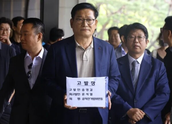 2023년 7월 25일  검찰청에 윤석열 고발장 접수하러 가는 송 대표.사진제공 소나무당.2025.09.07