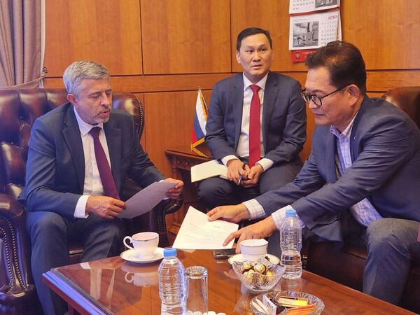 9월 3일 러시아 지노비예프 대사와 회담하는 송 대표. 사진출처 송 대표 페이스북.2025.09.07