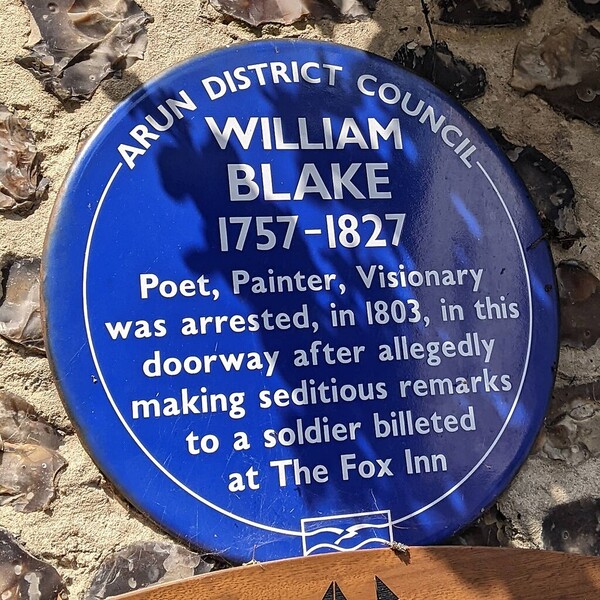 펠팜의 폭스인(여관) 외부에 있는 기념패에는 블레이크의 체포에 대한 설명이 적혀 있다. (위키피디아)