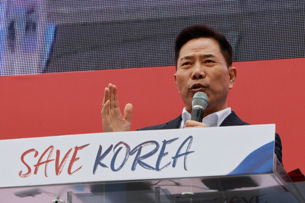 손현보 세계로교회 목사가 1일 서울 여의대로에서 세이브코리아가 연 '3·1절 국가비상기도회'에서 윤석열 대통령 탄핵 기각을 촉구하고 있다. 2025.3.1. 연합뉴스