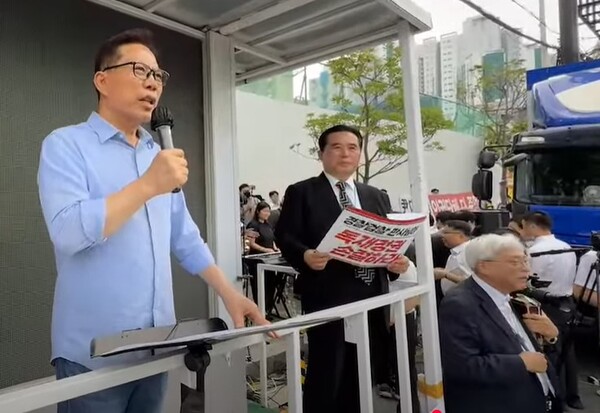 세계로교회 손현보 담임목사가 8일 오후 영장실질심사를 위해 부산지법에 출석하기에 앞서 부산지검 앞에서 세계로교회와 기독교 단체들이 주최한 규탄 대회에 참석해 발언하고 있다. 세계로교회 유튜브 중계 화면 갈무리