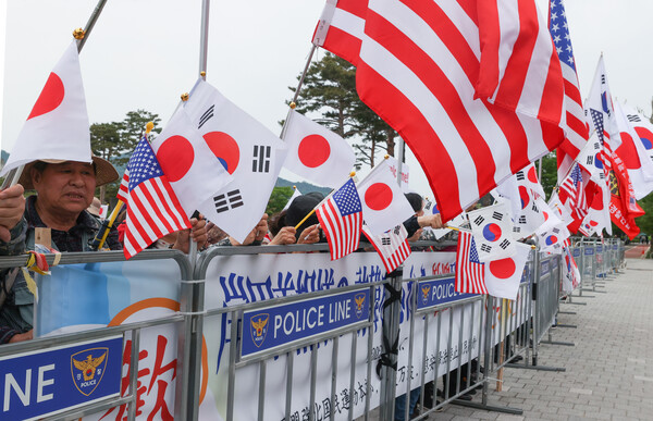 윤석열 대통령과 기시다 후미오 일본 총리의 정상회담이 열리는 7일 오후 서울 용산구 대통령 집무실 앞에서 한미동맹강화국민운동본부 회원들이 태극기, 성조기, 일장기를 흔들며 기시다 총리의 방한을 환영하고 있다. 2023.5.7 연합뉴스