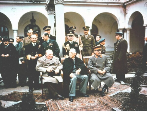 1945년 2월 크림반도 남부 얄타에 모인 미국 프랭클린 루스벨트 대통령(중앙), 이오시프 스탈린 소련 최고지조다(오른쪽), 윈시튼 처칠 영국 총리. 여기서 2차 대전 이후의 질서 재편 문제가 구체적으로 논의됐다. 한반도 독립문제도 논의됐다.  아사히신문 9월 6일