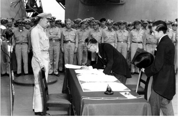 1945년 9월 2일 미 해군함정 USS 미주리 함상에서 항복문서에 서명하는 당시 일본 외상 시게미쓰 마모루. 나무위키