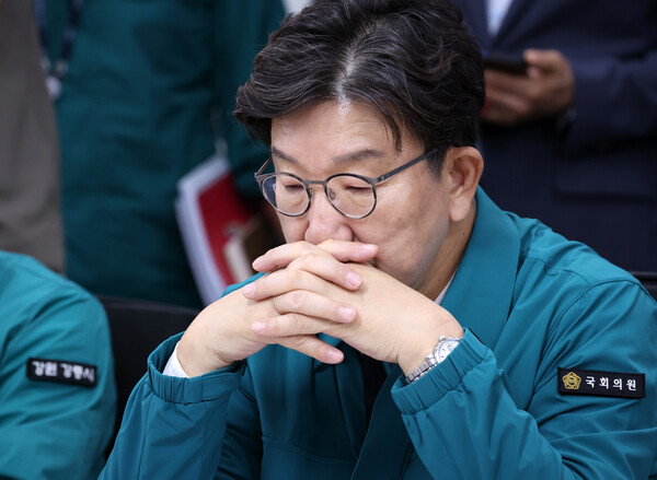 국민의힘 권성동 의원이 9일 강원 강릉시청을 방문해 지역 가뭄 피해 상황을 점검하며 생각에 잠겨 있다. 2025.9.9. 연합뉴스