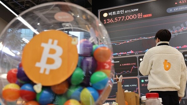 가상화폐 비트코인 가격이 한때 9만 7000달러 선에 육박하며 신고가 행진을 이어가는 가운데 21일 오후 서울 서초구 빗썸라운지 강남점 현황판에 비트코인 실시간 거래 가격이 표시되고 있다. 2024.11.21. 연합뉴스