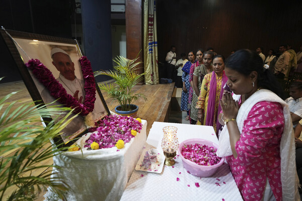 인도 가톨릭 신자들이 선종한 프란치스코 교황의 영정 앞에서 경의를 표하고 있다. 2025.4.25 AP 연합뉴스