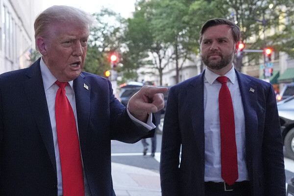 도널드 트럼프 미국 대통령이 9일 저녁 식사를 위해 백악관 인근 식당에 도착하면서 가자 휴전 중재국인 카타르에 대한 이스라엘의 일방적 공습에 관해 발언하고 있다. 2025. 09. 09 [AP=연합뉴스]