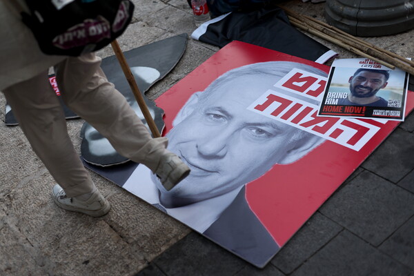 이스라엘 총리 베냐민 네타냐후가  예루살렘의 관용 박물관에서 연설하는 동안, 이스라엘 인질 가족들과 그 지지자들이 박물관 밖에서 시위를 벌이고 있다. 2025.09.09 [EPA=연합뉴스]