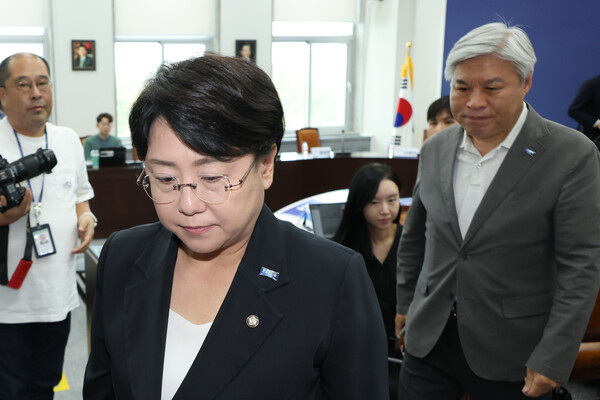 조국혁신당 김선민 당대표 권한대행과 서왕진 원내대표가 7일 서울 여의도 국회에서 당내 성 비위 사건에 대한 책임을 지고 사퇴 의사를 밝힌 뒤 회의장을 나가고 있다. 2025.9.7. 연합뉴스