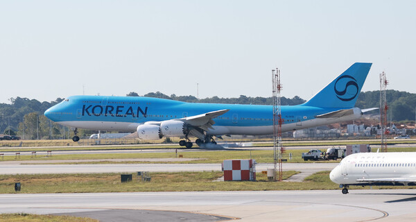 미국 조지아주 현대차그룹-LG에너지솔루션 배터리 합작 공장(HL-GA 배터리회사) 건설 현장에서 구금된 한국인을 태울 대한항공 전세기가 10일(현지시간) 하츠필드-잭슨 애틀랜타 국제공항에 착륙하고 있다. 외교부는 이날 "조지아주에 구금된 우리 국민들의 현지 시간 10일 출발은 미측 사정으로 어렵게 됐다"고 밝혔다. 2025.9.10. 연합뉴스