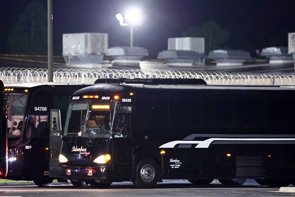 이민단속으로 체포됐던 현대차-LG엔솔 배터리공장 건설 현장 직원들이 탑승할 버스가 11일(현지시간) 미국 조지아주 포크스턴의 이민세관단속국(ICE) 구금시설에 주차돼 있다. 2025.9.11. 연합뉴스